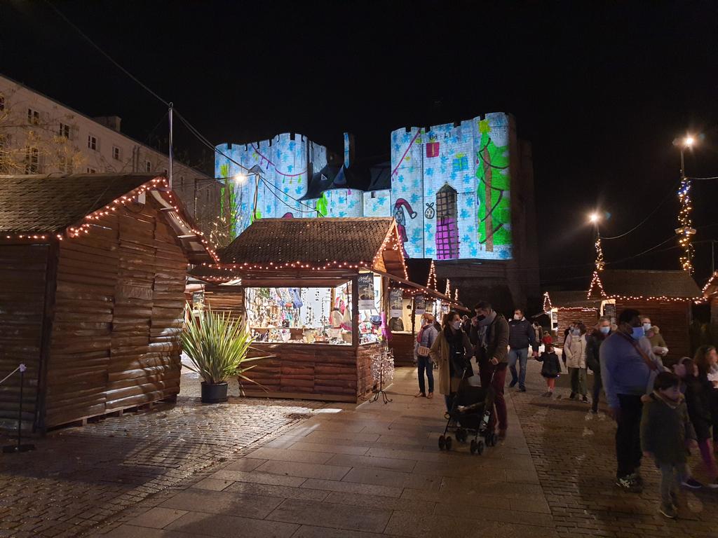 NiortMaraisPoit's tweet photo. Un peu de poésie avec les dessins des enfants projetés sur le #donjon de #Niort.
#Marchédenoel
#cestouvert
#noelaniort
#illuminations https://t.co/jwpjxABxmv