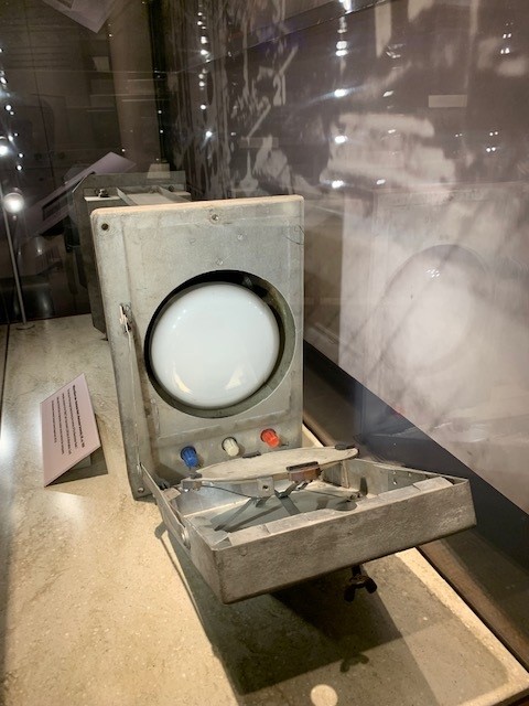 WindowsDocs's tweet image. OTD in 1946 Frederick Williams received a patent for a form of RAM that stored data by putting dots on a cathode ray tube, and reading them back by measuring the capacitance at the screen. A tube could store between 1024 and 2560 bits: just enough for 1 tweet.
#FlashbackFriday