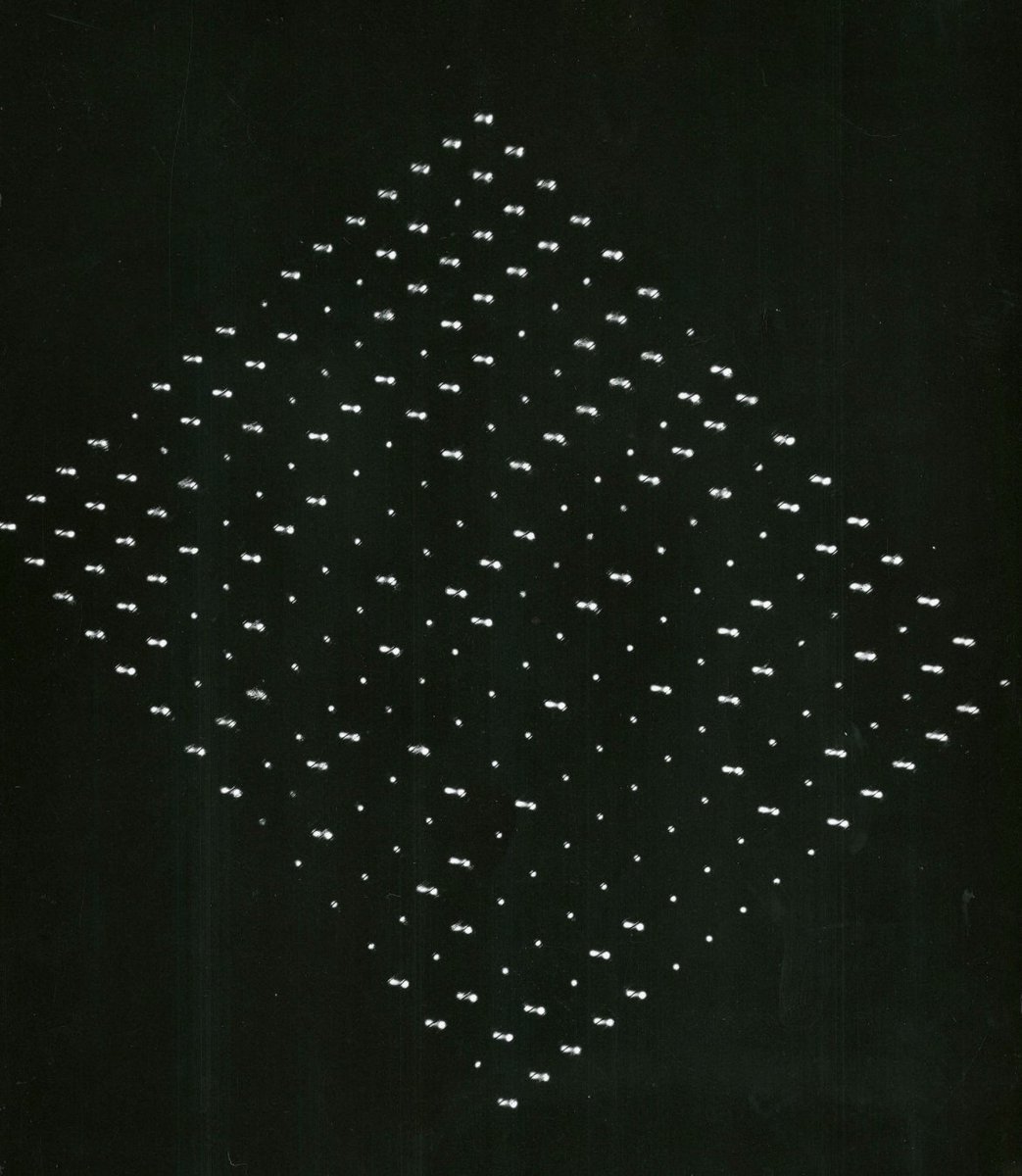 WindowsDocs's tweet image. OTD in 1946 Frederick Williams received a patent for a form of RAM that stored data by putting dots on a cathode ray tube, and reading them back by measuring the capacitance at the screen. A tube could store between 1024 and 2560 bits: just enough for 1 tweet.
#FlashbackFriday