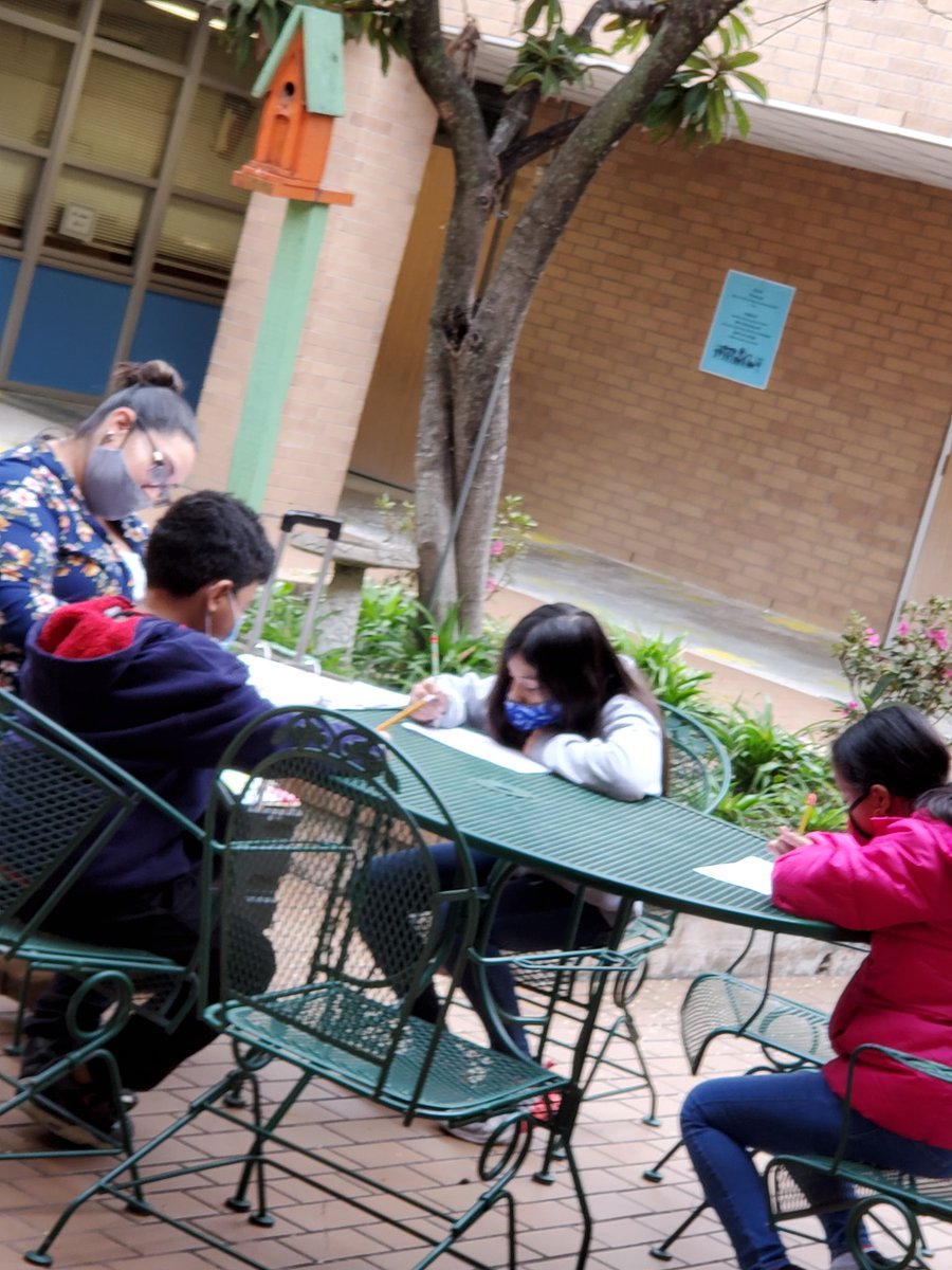 Burst lesson while enjoying the weather outside @BlackES_AISD
#AldineAnywhere 
#LiteracyMatters
@A_Hart73 @c_moreno02 @mayonmonica