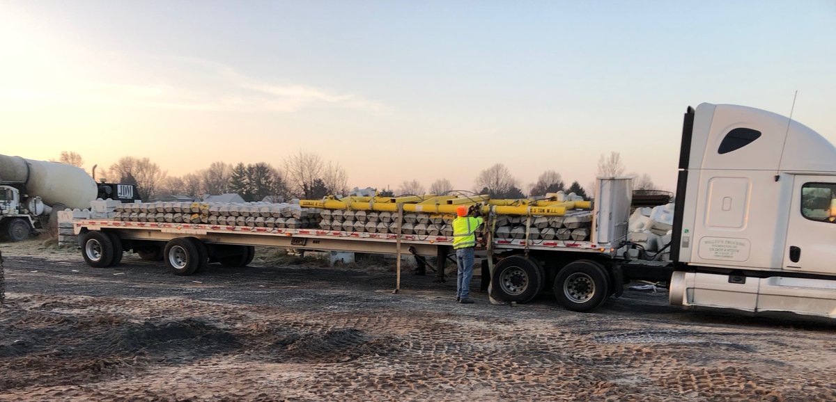 SubmarInc's tweet image. Loading up Submar mats and a diver manual frame for an offshore client this morning. 

Our offshore mats are the most effective and long-lasting solution to traditional alternatives (submar.com/products/offsh…).

#submar #articulatingconcretemats #offshore #erosioncontrol #erosion