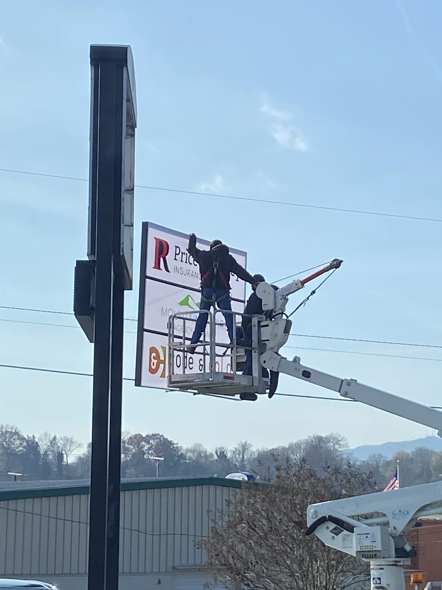 codecoloragency's tweet image. Did you know that most of the Code &amp;amp; Color team works remotely? Though we do still have our main office located in Kingsport, TN. This week we had a new sign installed to feature our logo-- thank you Snyder Signs!

#NewSign #CodeandColor #Logo #CorporateOffice