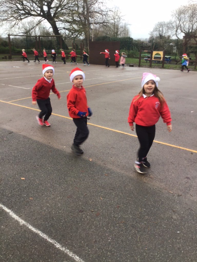 PrimaryHoughton's tweet photo. Foundation stage enjoying @HuntsSSP Santa Dash #santasmiles @YourSchoolGames https://t.co/CMe6BAlfUt
