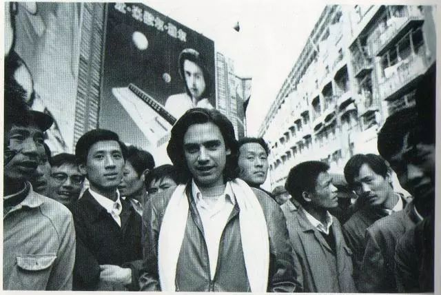 Ok, after we first suggested it in September, it's finally happening. A thread on electronic experimentalist Jean-Michel Jarre, the first Western musician to be invited officially to perform in early post-Mao China.