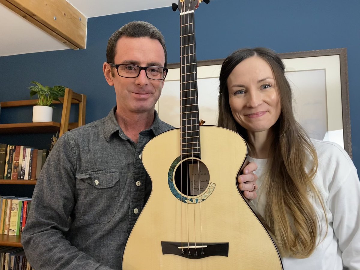 Delighted that <a href="/EamonDoorley/">Éamon Doorley</a> &amp; I  are on the judging panel this year for the <a href="/TaranGuitars/">Taran Guitars</a> Young Player Bursary. It’s a wonderful opportunity! Please RT. Here we are with our beautiful tenor, the rosette the colours of the sea 🌊💙

Further details here: taranguitars.co.uk/taranguitarsyo…
