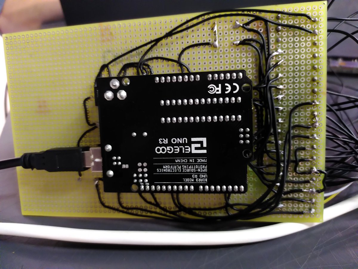 #Teachinglife Prof abbiamo realizzato il prototipo con #arduino ma c'è qualcosa che non funziona... Ma non riusciamo a capire dov'è il problema. Ci può aiutare?