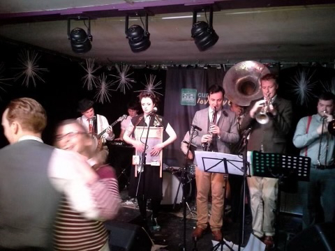 6 years ago to the day that we played our first gig, crammed onto the stage for a@RobHeronTeaPad Xmas special <a href="/thecumby/">The Cumberland Arms</a> 🥰