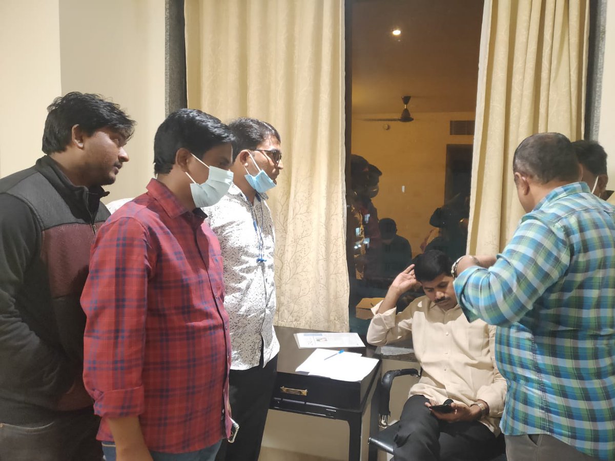 GswsMedia's tweet photo. #APGEF అధ్యక్షులు & #APGWSEA గౌ॥ అధ్యక్షులు అయిన #శ్రీ_కాకర్ల_వెంకటరామిరెడ్డి గారిని గ్రామ/వార్డు సచివాలయ ఉద్యోగులు మర్యాదపూర్వకంగా కలవడం జరిగింది.ఈ సమావేశంలో #శానిటరీ సెక్రటరీల సమస్యల గురించి,సెక్రటరీలకి #EHS స్కీం,#హెల్త్_ఇన్సూరెన్స్ గురించి తదితర అంశాల మీద చర్చించడం జరిగింది. https://t.co/Dp7yBc4Vhc