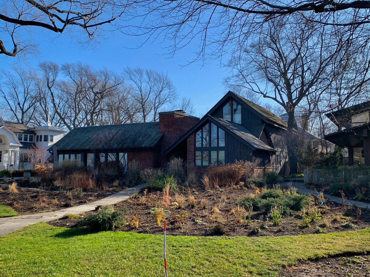 The home next door ain’t bad either, plus it’s one lot closer to the lake. I’m finding info from the NRHP’s Northeast Evanston Historic District and according to them, it was designed by C.M. Chisholm in 1950. Looks newer to me. Or maybe alterations? Anyway, I like it.