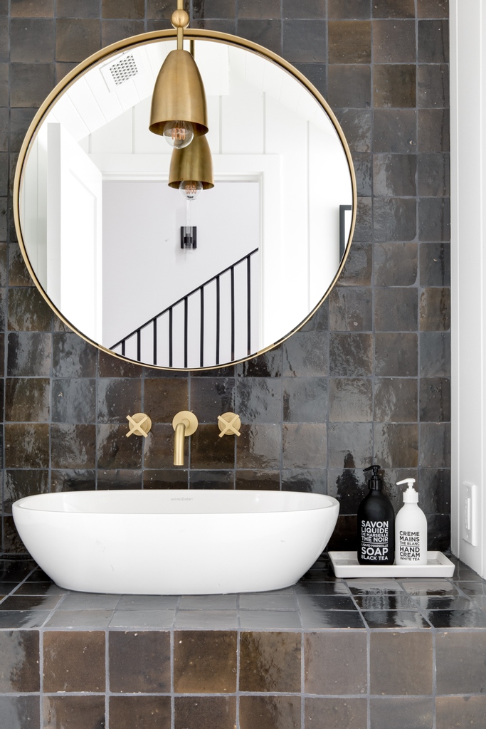 We love the look of our Barcelona 64 basin in this shot, the deep brown tones cascading down the tiles create a stunning waterfall effect against the contrast of the bright white basin. Credit: raili_ca_design & chadmellon on Instagram l8r.it/e2ii