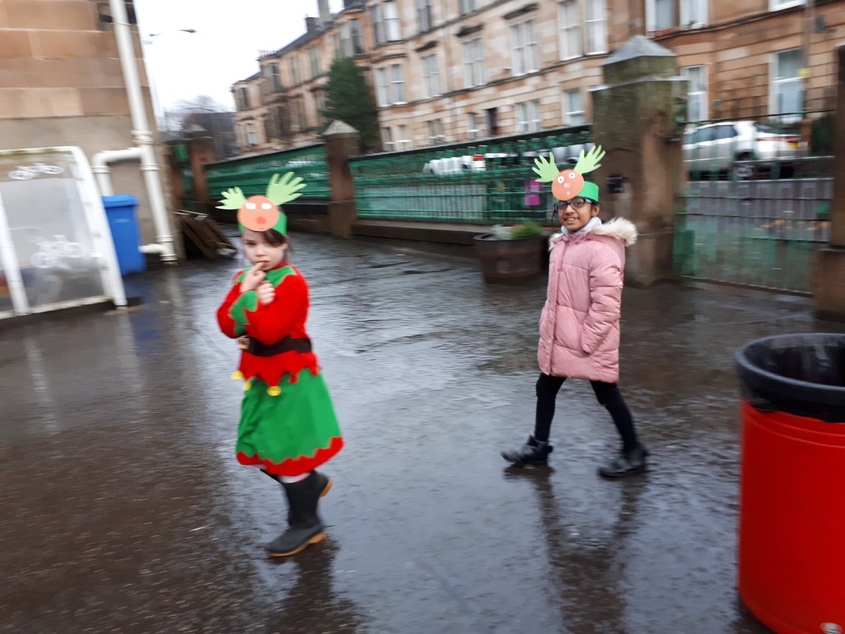pollokshieldsps's tweet photo. P2/3 did their Reindeer Run today. It was raining, their antlers got wet but that didn't stop them completing this very special 67th mile for CHAS 😀👍🏃♀️🏃♂️👏
@supportCHAS
#supportCHAS
#reindeerrun https://t.co/H2AuAKqcUn