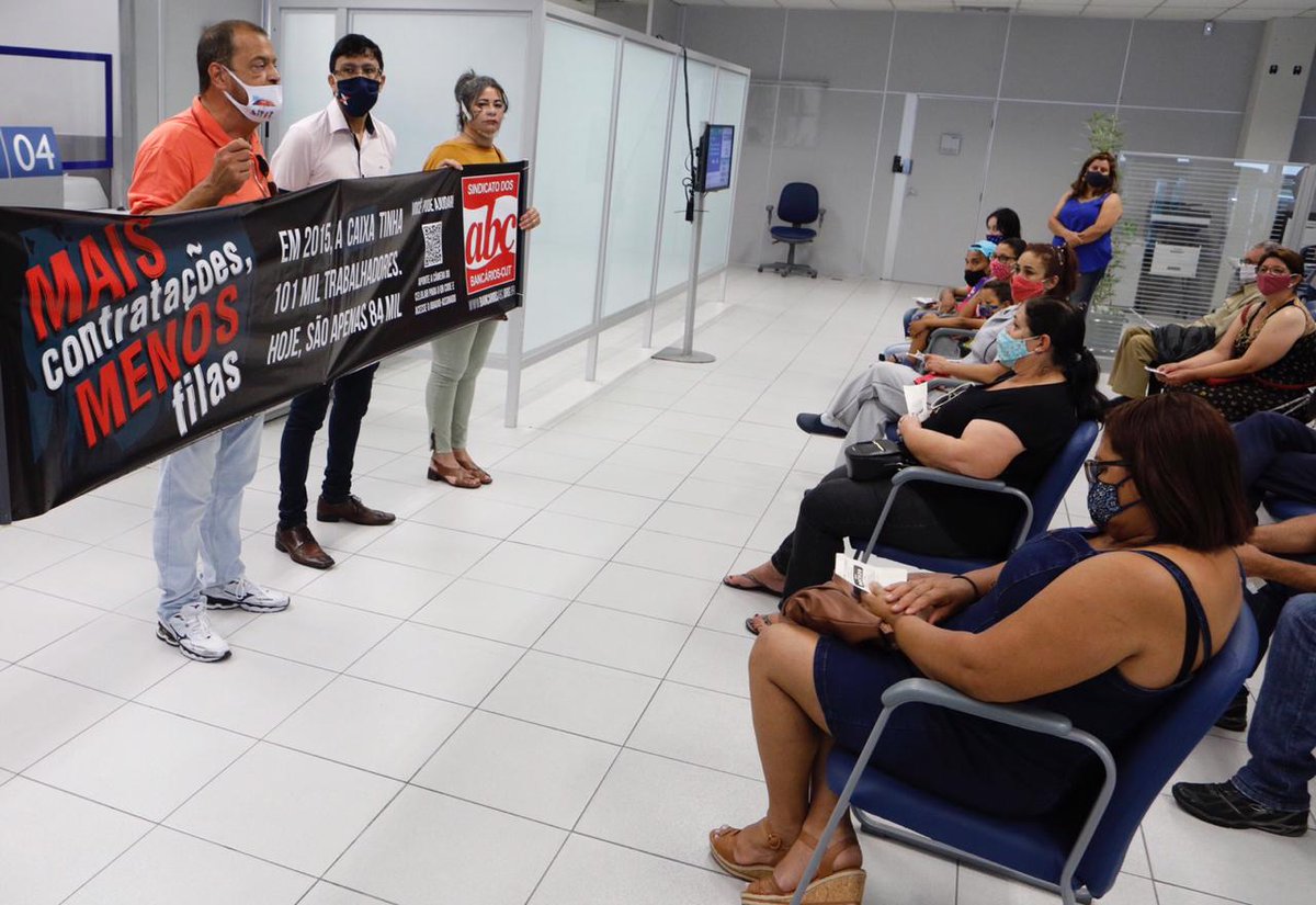 fenaefederacao's tweet photo. Empregados da Caixa se mobilizam por mais contratações para que o banco público continue cumprindo o seu papel social no atendimento a milhões de brasileiros 

#MexeuComACaixaMexeuComOBrasil #MaisContrataçõesMenosFilas #CaixaRespeiteOEmpregado https://t.co/iEPd0KiBap