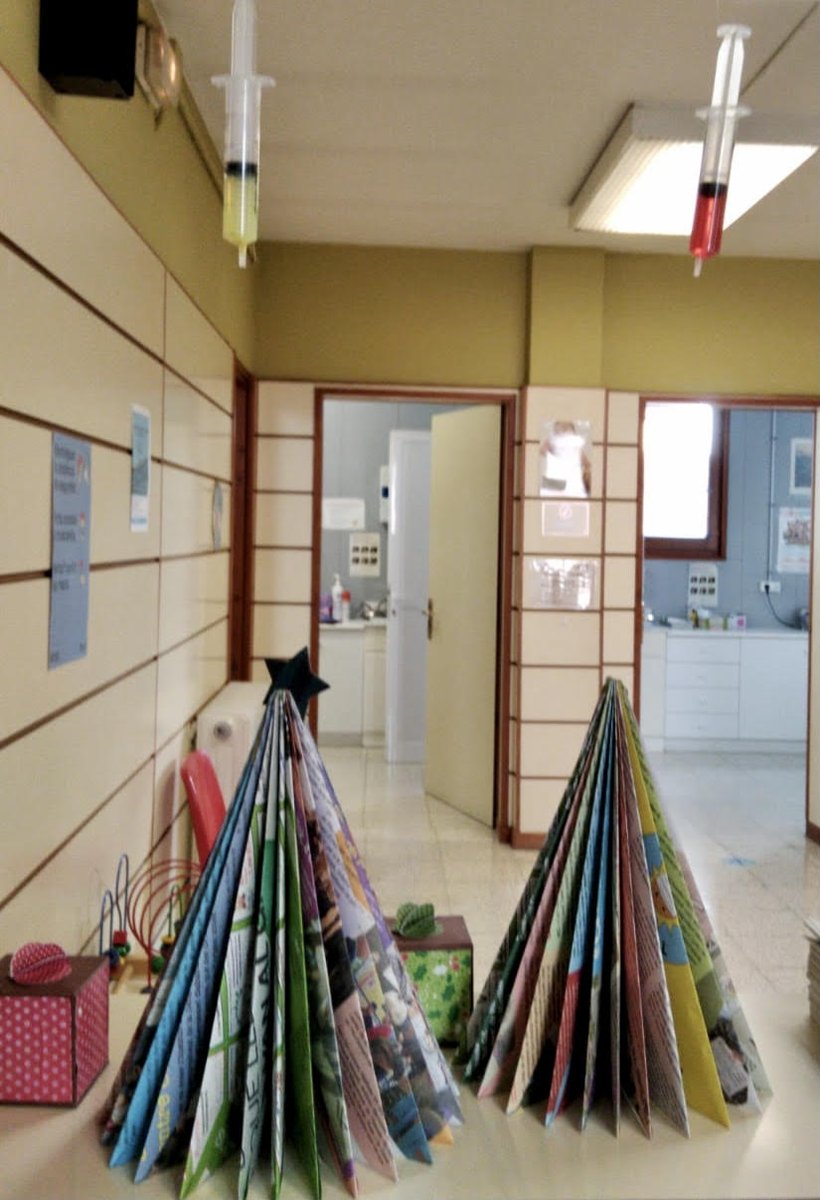 OsonaVoluntaris's tweet photo. La revista #estrip a més de bones noticies, un cop llegida serveix per decorar l'ambulatori de #SantPeredeT per aquestes festes nadalenques amb arbres plens de color, l'autora la Rosa Villegas, voluntaria de @OptionsCatNepal #felicitats @settorello @RadioVicOsona @el9nou https://t.co/M2rDtC8gWT