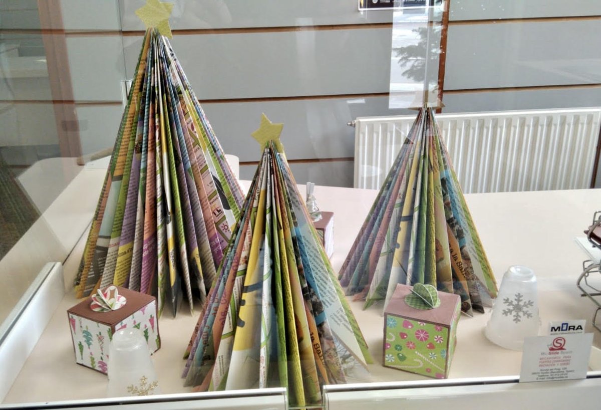 OsonaVoluntaris's tweet photo. La revista #estrip a més de bones noticies, un cop llegida serveix per decorar l'ambulatori de #SantPeredeT per aquestes festes nadalenques amb arbres plens de color, l'autora la Rosa Villegas, voluntaria de @OptionsCatNepal #felicitats @settorello @RadioVicOsona @el9nou https://t.co/M2rDtC8gWT