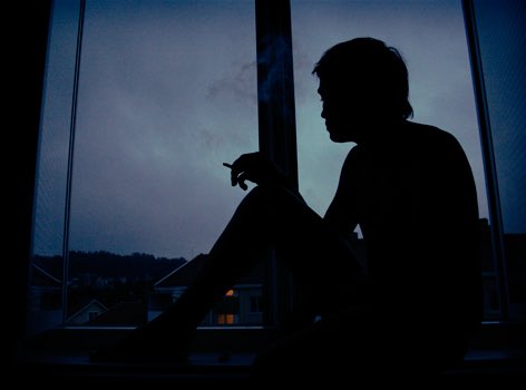 Человек на балконе ночью. Сижу на кухне курю в темноте. Сижу на кухне курю в темноте. Сижу на кухне курю в темноте. Курящая девушка ночью.