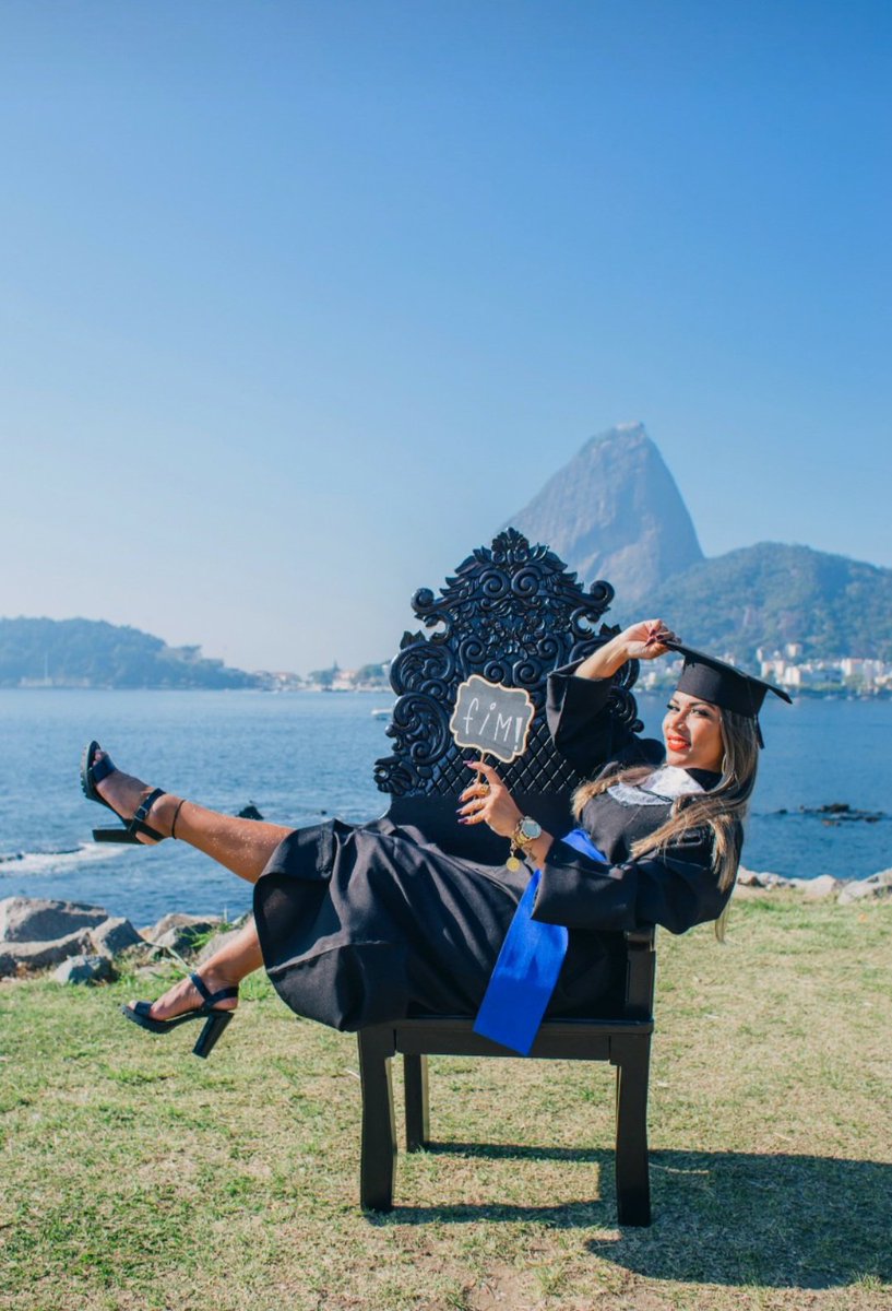 JulianaLi16's tweet photo. Toda honra, toda glória a aquele que não  me desampara, que me ergue e me sustenta !!!!🙏🙌
#Formei😭😭😭 https://t.co/5tcrUOhkwz