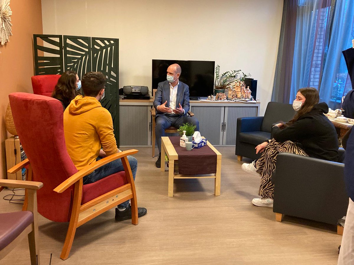 NetwerkvoorJou's tweet photo. Bezoek van @gertjansegers aan project Maatschappelijke Diensttijd / YourCube. In gesprek met jongeren die zich inzetten voor ouderen. Inmiddels doen ruim 75 jongeren in #Veenendaal mee.
#waardevol #ervaring #talenten #jongeren #YourCube #MDT @mdt_nl @christenunie https://t.co/iz3r6qHG55