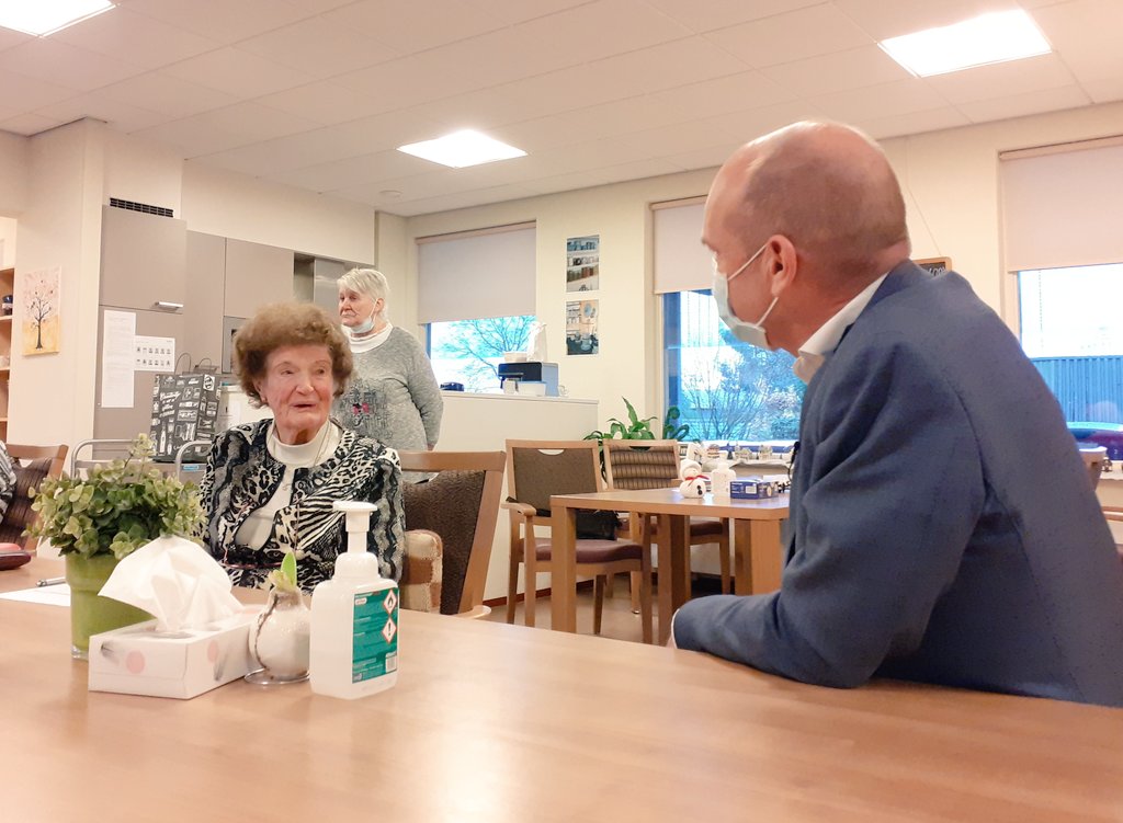 NetwerkvoorJou's tweet photo. Bezoek van @gertjansegers aan project Maatschappelijke Diensttijd / YourCube. In gesprek met jongeren die zich inzetten voor ouderen. Inmiddels doen ruim 75 jongeren in #Veenendaal mee.
#waardevol #ervaring #talenten #jongeren #YourCube #MDT @mdt_nl @christenunie https://t.co/iz3r6qHG55