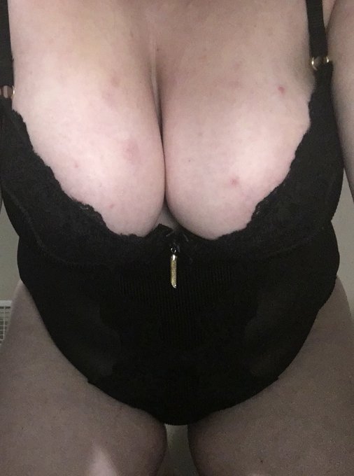 2 pic. 💋 Sub to me! Come and let me get you hot and bothered and then take care of it. Big booty, big