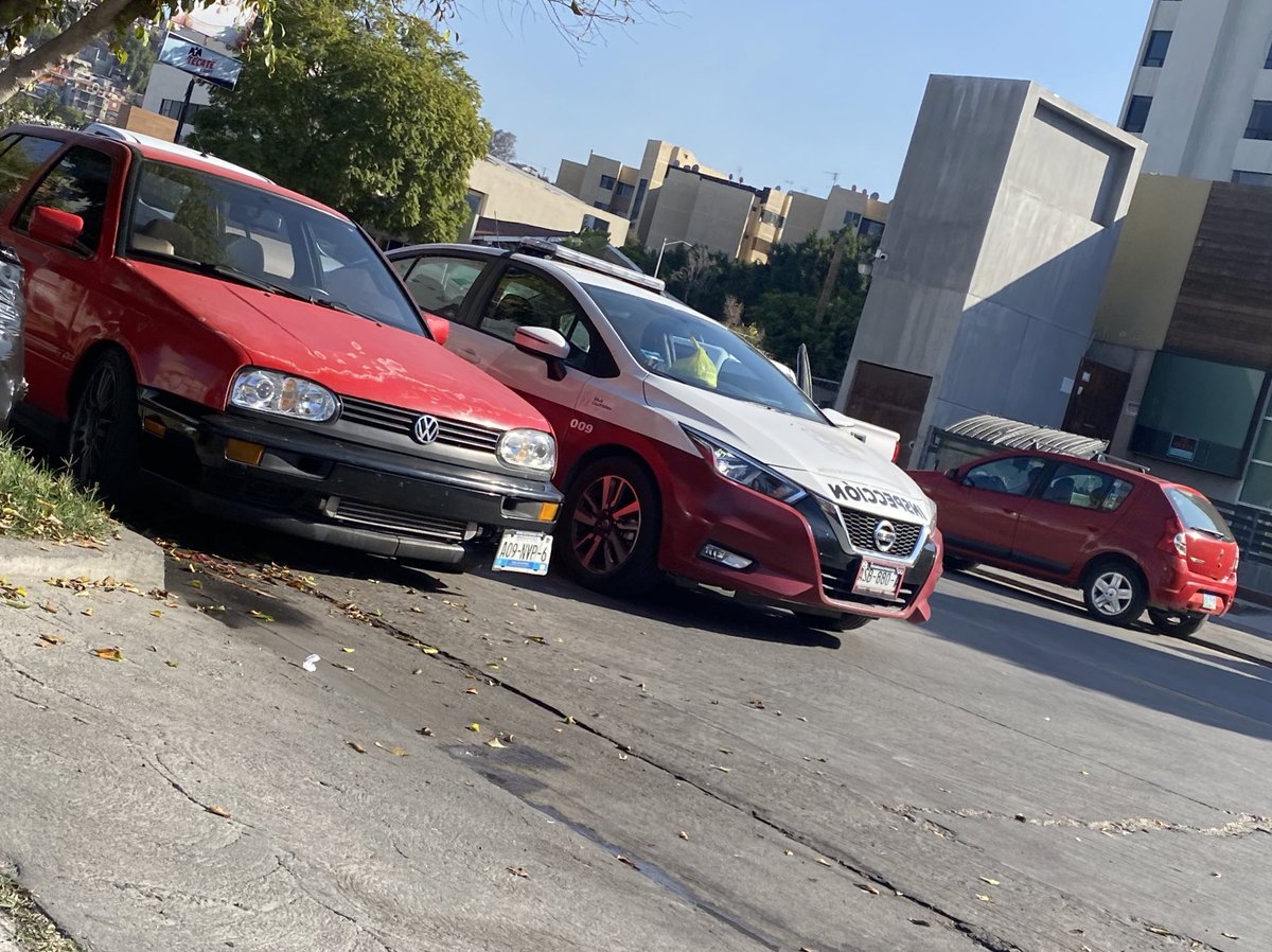 TIJUANAC0NLEY's tweet photo. Patrulla de #Inspeccion #Vehicular # 009 del gobierno del estado haciendo doble fila para comerse sus tacos 🌮 varios esto es #LaCuartaTe @BereniceDiazG @afntijuana @ZETATijuana @alisguerra8 https://t.co/UfLR9zL7sr