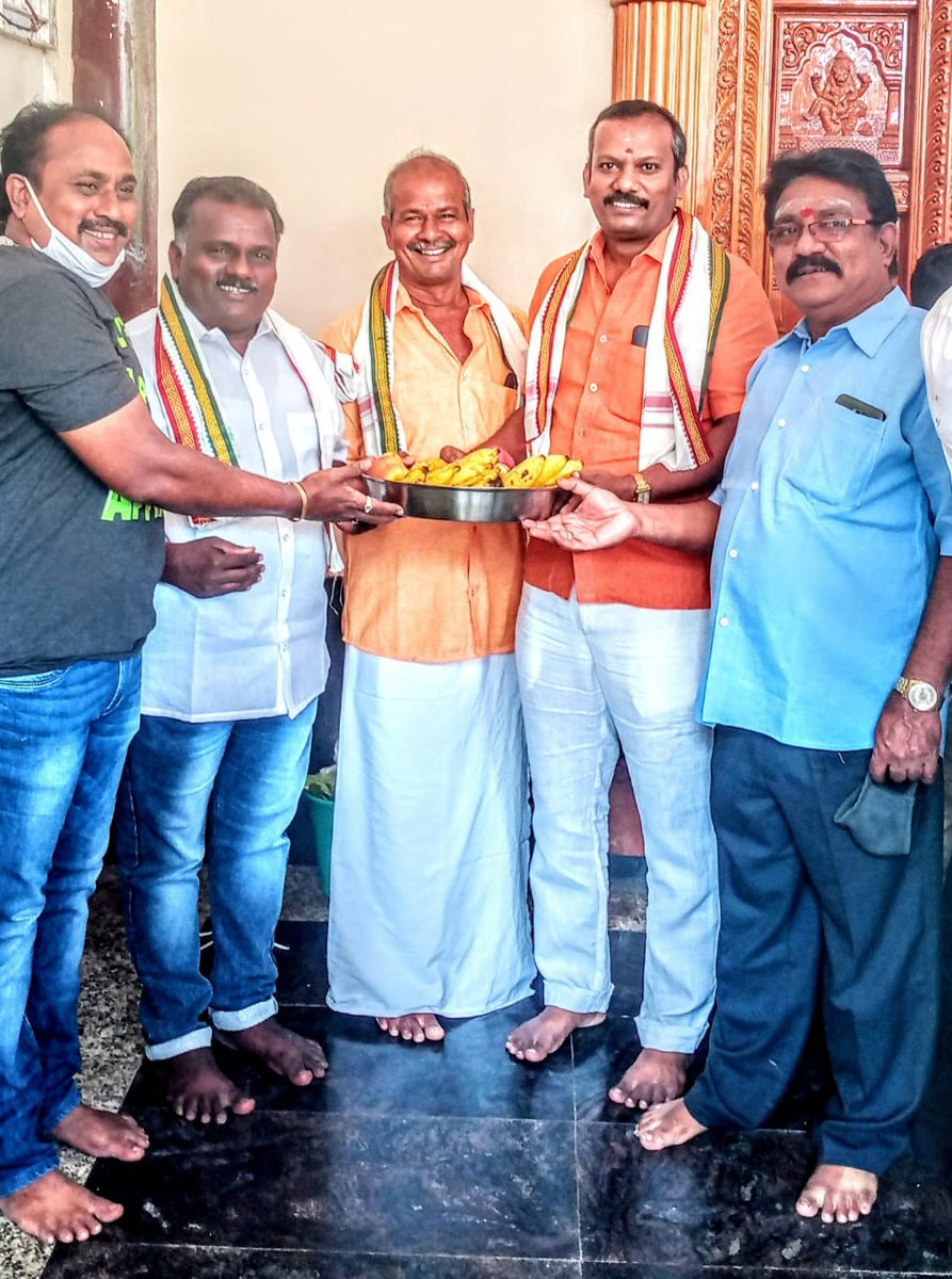 VidivelliTrichy's tweet photo. #மக்கள்_தலைவர் திரு. #ரஜினிகாந்த் அவர்களின் (12-12-2020) #71வது பிறந்த நாளை முன்னிட்டு, #ஸ்ரீரங்கம் #ஸ்ரீ_ராகவேந்திரா கோயிலில் மாவட்ட செயலாளர் திரு #M_கலீல் அவர்கள் தலைமையில்,
சிறப்பு பூஜைகள் செய்து அன்னதானம் வழங்கப்பட்டது!

#Rtn #விடிவெள்ளி_ராஜ்குமார்
#லால்குடி #திருச்சி https://t.co/h5c4gUSGN6