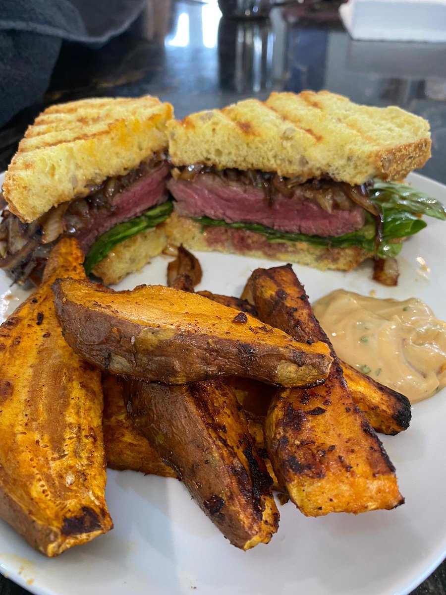 essential_kay's tweet photo. Zoom Christmas #eccookalong #ECRateMyPlate #streetfoodchef beef glacé bbq seasoning fillet steak on toasted cornbread sexy Mayo and sweet potato bbq wedges.
Mulled wine was my tipple 🤪 https://t.co/ZzAKoTzSvA