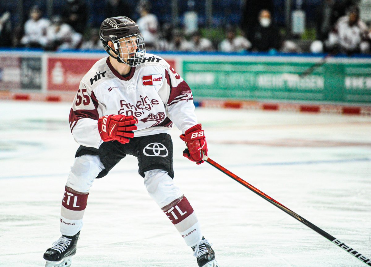 Der jüngste Spieler in einem Haie-Trikot der Geschichte! Glückwunsch zum Debüt, Leo! Erst im Juli wurde der Verteidiger 16 Jahre jung.