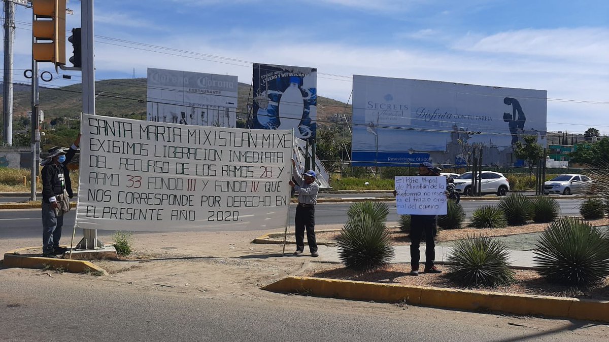 CuartaPlana's tweet photo. CON PROTESTA RECIBE MIXISTLÁN A LÓPEZ OBRADOR

Con cartulinas y mantas con leyendas, dos hombres amarrados y consignas, habitantes de Santa María Mixistlán protestan en el crucero del Aeropuerto, donde pasará el Presidente @lopezobrador_. https://t.co/EcOnrMUKzP