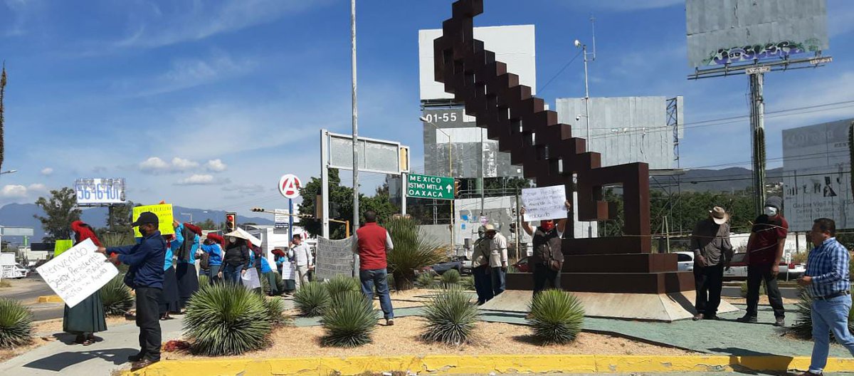 CuartaPlana's tweet photo. CON PROTESTA RECIBE MIXISTLÁN A LÓPEZ OBRADOR

Con cartulinas y mantas con leyendas, dos hombres amarrados y consignas, habitantes de Santa María Mixistlán protestan en el crucero del Aeropuerto, donde pasará el Presidente @lopezobrador_. https://t.co/EcOnrMUKzP