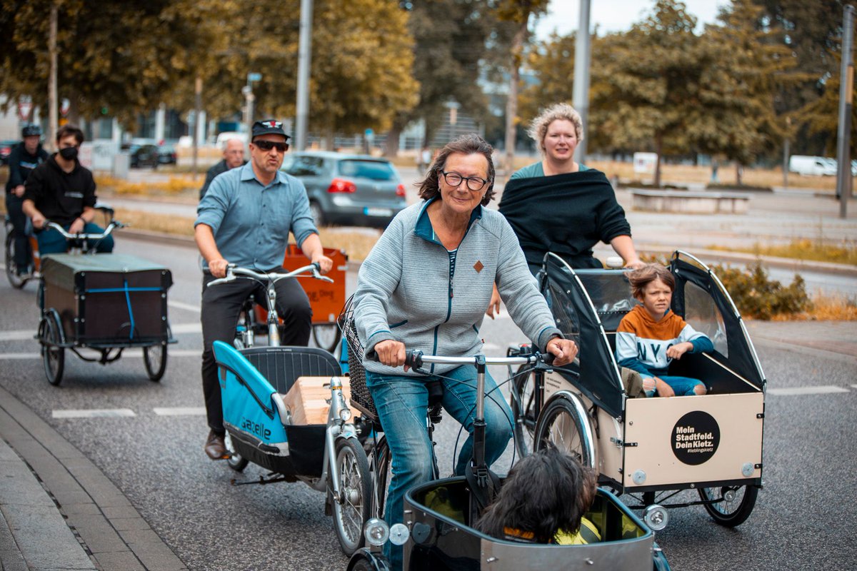 Radkultur_MD's tweet photo. 🎄Transport geht auch ohne Auto! Für viele Begebenheiten ist das Lastenrad eine praktische, umweltfreundliche Alternative. Um zu zeigen, wie viele unterschiedliche Einsatzzwecke und Modelle es gibt, fand im Sommer eine Lastenradparade statt. Über 50 Lastenradfahrende waren dabei. https://t.co/9KmyyZ9smb