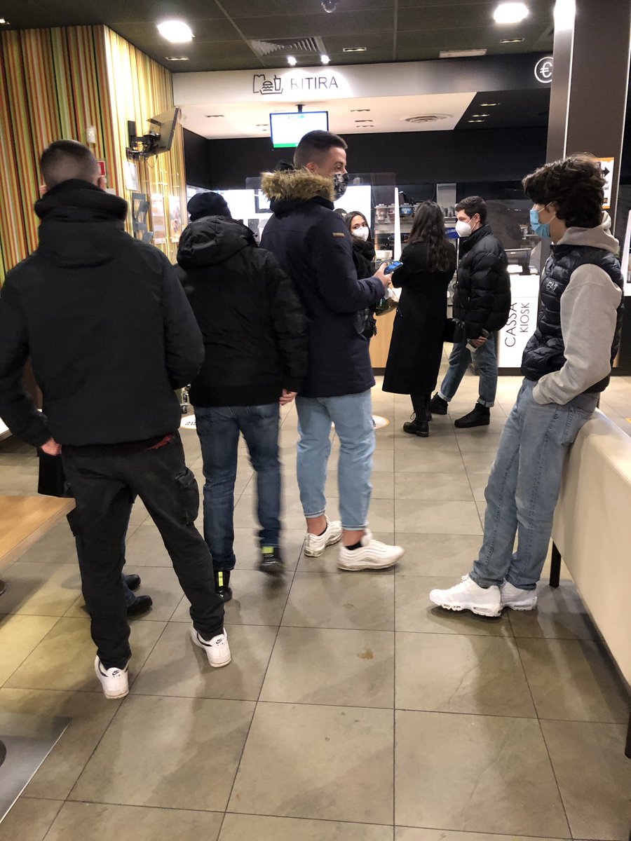 amartoglio's tweet photo. Le contraddizioni del nostro #Paese. Il @McDonalds pochi minuti fa. Non è #assembramento?! Però non ti puoi sedere al tavolo, non sia mai! E da domenica per una settimana in #Lombardia il #virus non attecchirà. #avanvera #governodipupazzi #regoleidiote #covid https://t.co/FK22nWAkmC
