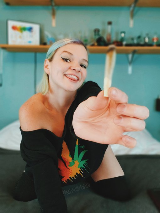 Just your cute stoner girlfriend 💨 https://t.co/0QBTCZHaSg<a href="/tag/sexycontent"class="tags"><span>#sexycontent</span></a><a href="/tag/apclips"class="tags"><span>#apclips</span></a>