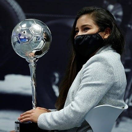 AficionColombia's tweet photo. ¡PASOS DE GIGANTE! 💪🏆 Leicy Santos recibió el Trofeo a la mejor jugadora latinoamericana del año por la agencia @EFEdeportes. ¡Sin duda Leicy sigue dejando el nombre de nuestro país en lo más alto, que orgullo colombiano! 💛💙❤ https://t.co/YGGgx4To8V