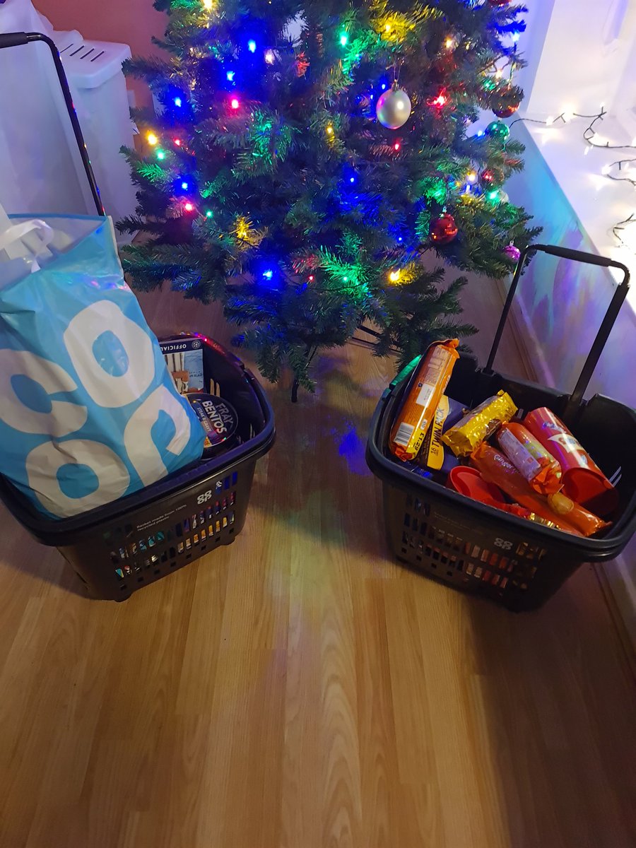 LLLCommunityHub's tweet image. Good day all round!! Tree up, a massive donation from @coopuk Nursery Lane, Leeds towards our Christmas Hamper 
Appeal and....The Lingfield Recipe Book has been printed and delivered!!! It looks fab!! #lingfields #communityrecipes #alwoodley