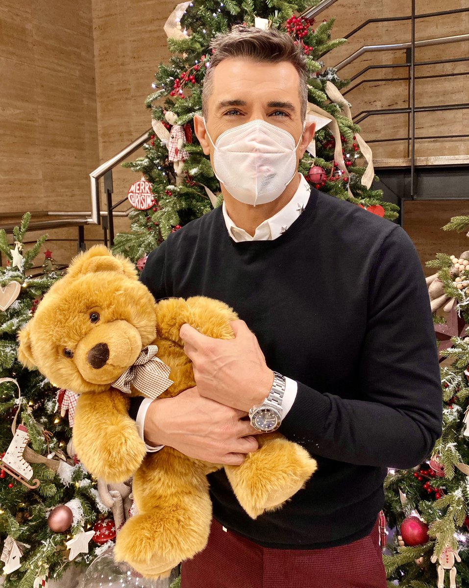 _JesusVazquez_'s tweet photo. Estas Navidades hemos decidido no reunirnos por primera y seguramente última vez en nuestras vidas. 
Sé que nos va a costar, pero 
lo hacemos para proteger a los más mayores de la casa. No queremos correr ningún riesgo ahora que la vacuna está muy cerca❤️
https://t.co/uCUQjwOoex https://t.co/mrNldRgWki