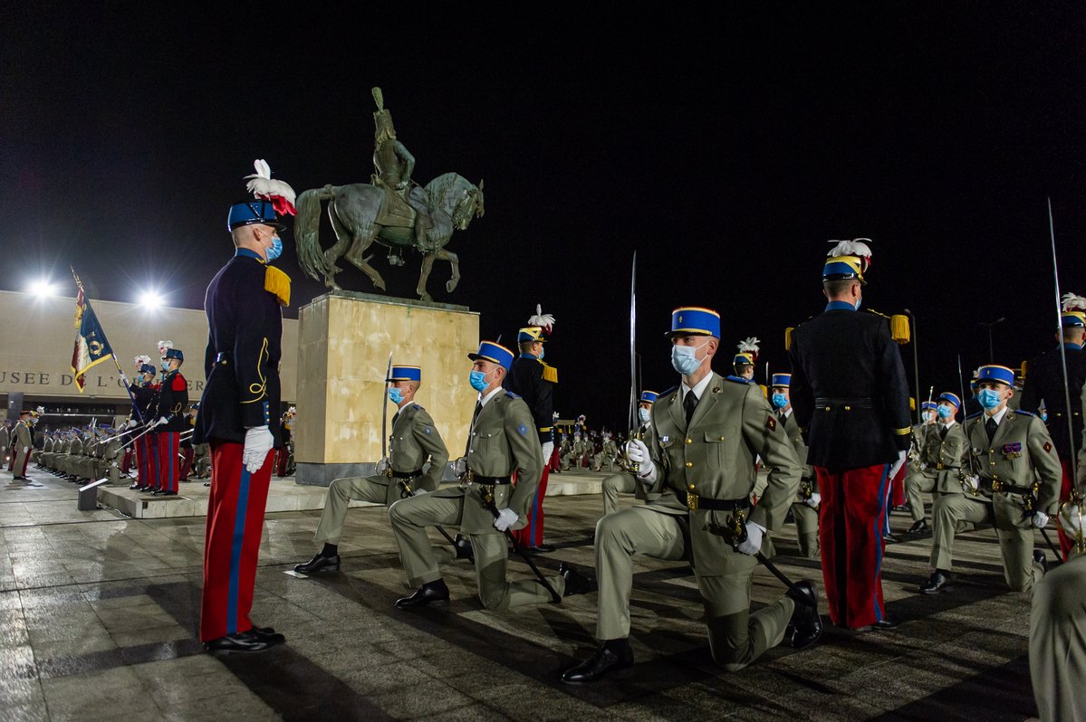 SaintCyrCoet's tweet photo. Baptême de promo ESM4 - La promotion 2020-21 du 4e bataillon de l’École spéciale militaire de Saint-Cyr portera le nom de « Maurice Genevoix », officier blessé de la #GrandeGuerre et écrivain prolifique imprégné par le devoir de témoigner l’enfer des tranchées. #FiersDeNosSoldats https://t.co/7bYq62nVGe