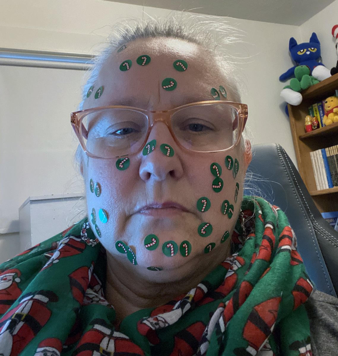McMSchools's tweet photo. Grandhaven's 2nd grade #teacher, Lynda Shields, joins the growing #WhateverItTakes movement to keep students engaged during Zoom lessons! #MSDRocks #Oregon @SuptRussell_MSD https://t.co/rvKmCFn1d5