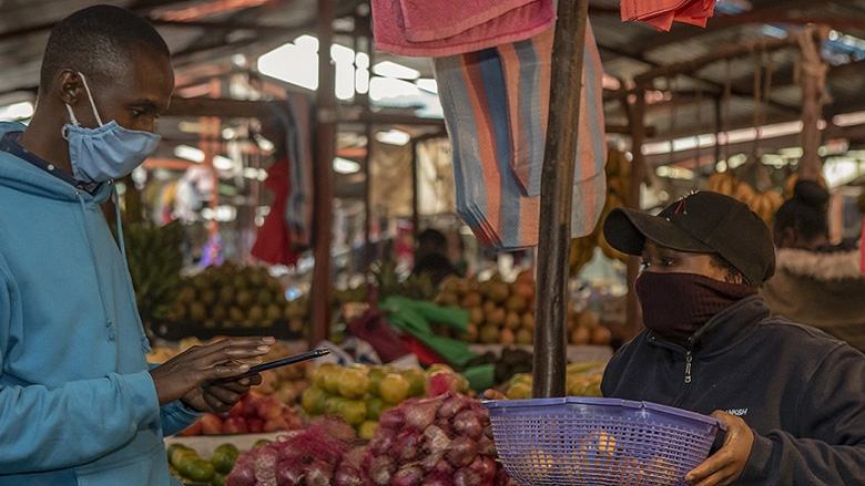 WorldBankAfrica's tweet photo. How did the food system handle the #COVID19 pandemic? The answer is one of food and agriculture’s top 20 stories of 2020: https://t.co/KBox9Fg5sE #YearInReview https://t.co/I9Ru1lgheZ