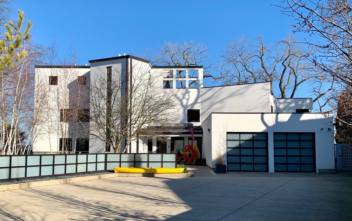 Here’s a thread of what I saw on a walk thru Evanston. Located right on Lake Michigan, this home was designed by architects Booth, Nagle & Hartray in 1977-78 for Ken Lehman who still lives here. (Shhh I might’ve walked down a long driveway to take this pic, don’t tell anyone!)