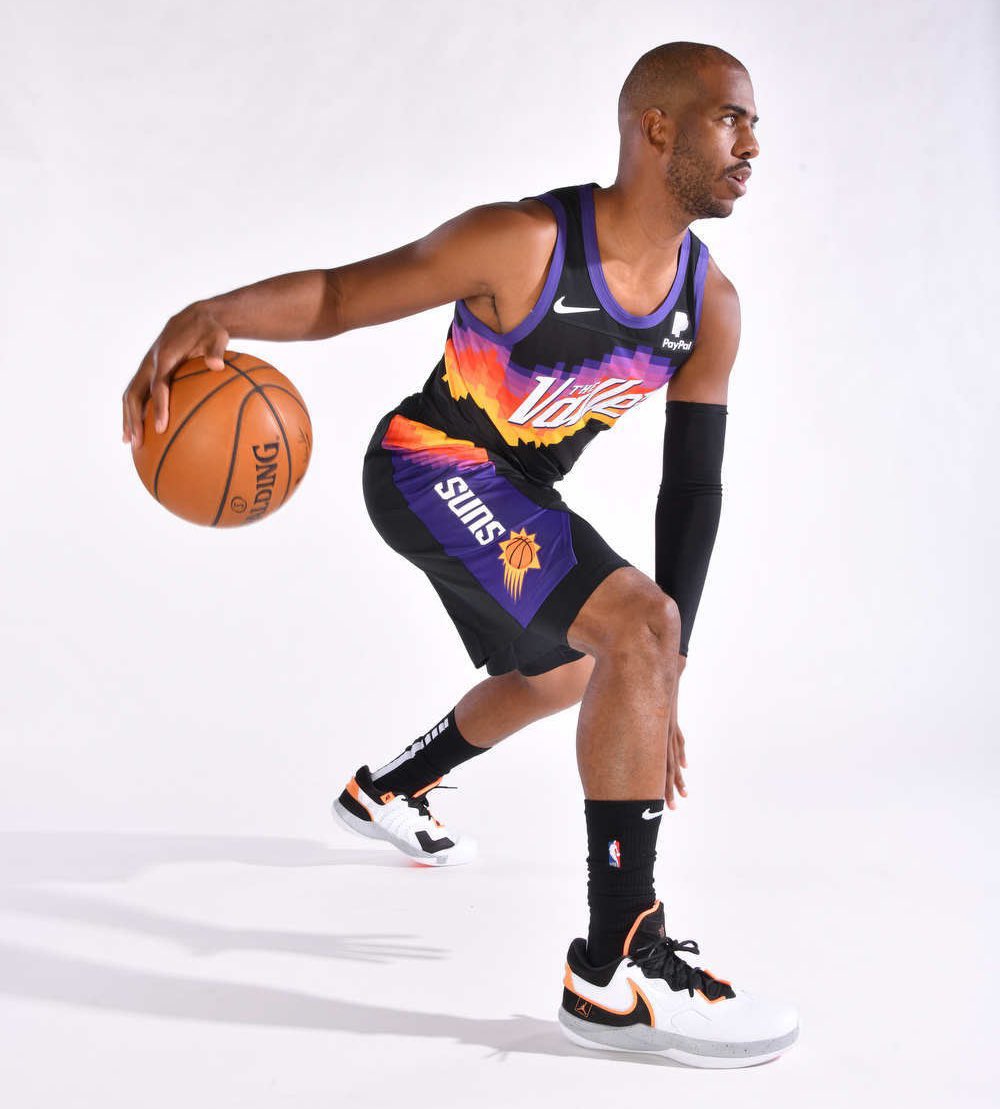 GnzSneakersMx's tweet photo. #Cp3 en la sesion de fotos con su nuevo equipo muestra la ultima generación de su silueta con JordanBrand #CpXIII https://t.co/G5kfFqd4vY