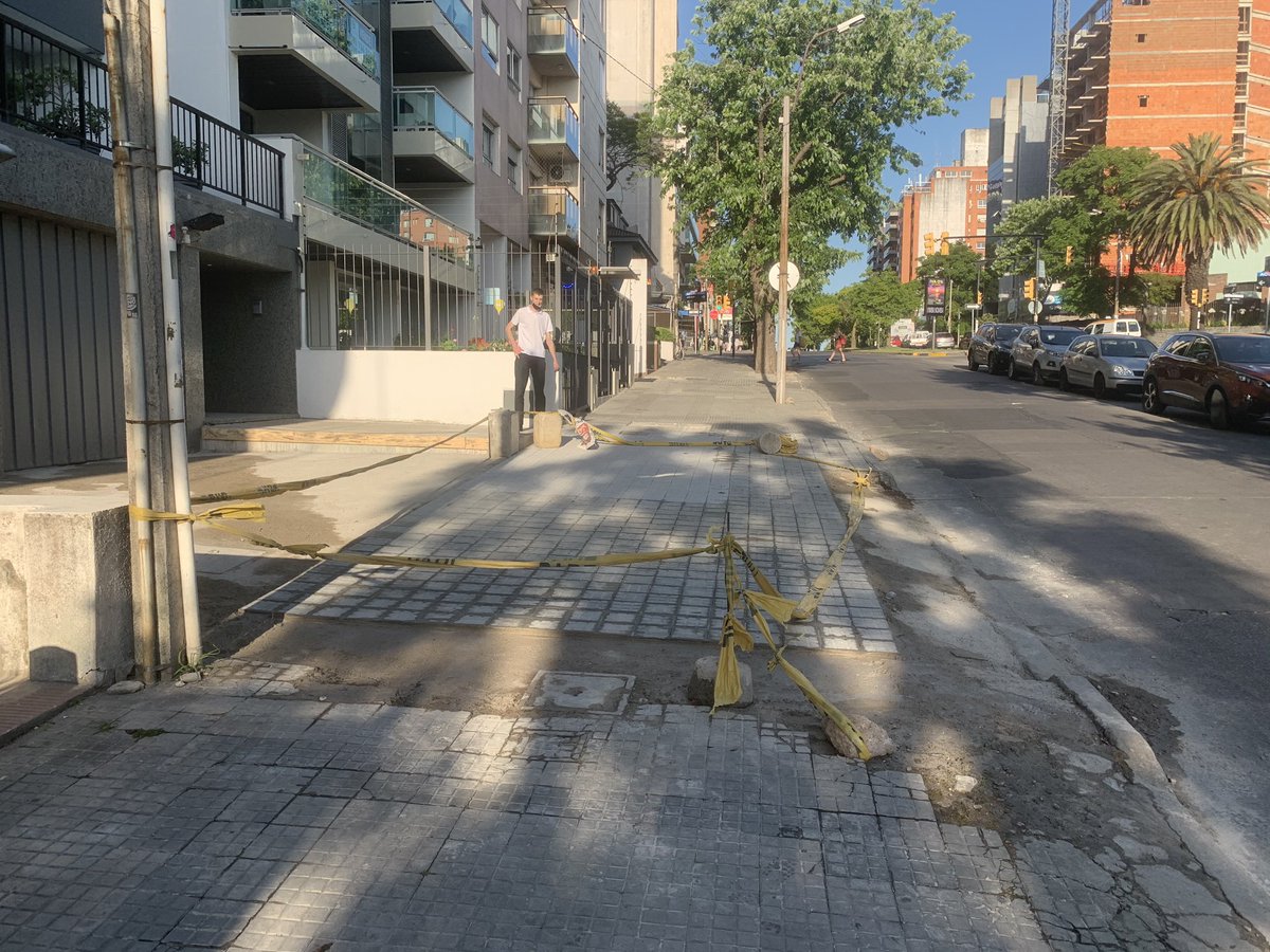LeoBotto's tweet photo. Unos genios los de este edificio, hace más de 1 semana que tienen a los peatones desviados para que caminen por 26 de Marzo porque se les ocurrió cortar toda la vereda!! Les moví ese espacio para poder pasar por la vereda con mi bebé!! Donde están los controles @montevideoIM ? https://t.co/7888EJE19q
