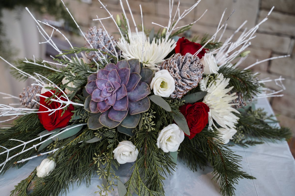 Create your own holiday table centrepiece at the
Floral Showhouse using festive items, each connected to the historical, cultural and natural beauty found throughout #NiagaraParks!
#NiagaraFalls #DiscoverON #holiday #DIYholiday

Learn more: bit.ly/39TUCdl
