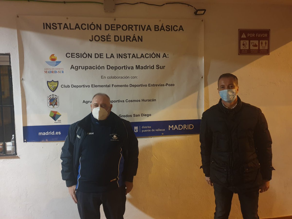 jdperamos's tweet photo. Seguimos con la ronda de visitas por los campos de la #ComunidadDeMadrid , esta vez, en el Distrito #PalomerasBajas / #PuentedeVallecas.

Hoy tocaba estar con los amigos de la @ADMadridSur1 y su presi, José María. 

📌 Instalación Deportiva José Durán. https://t.co/qZJbB9SRoI
