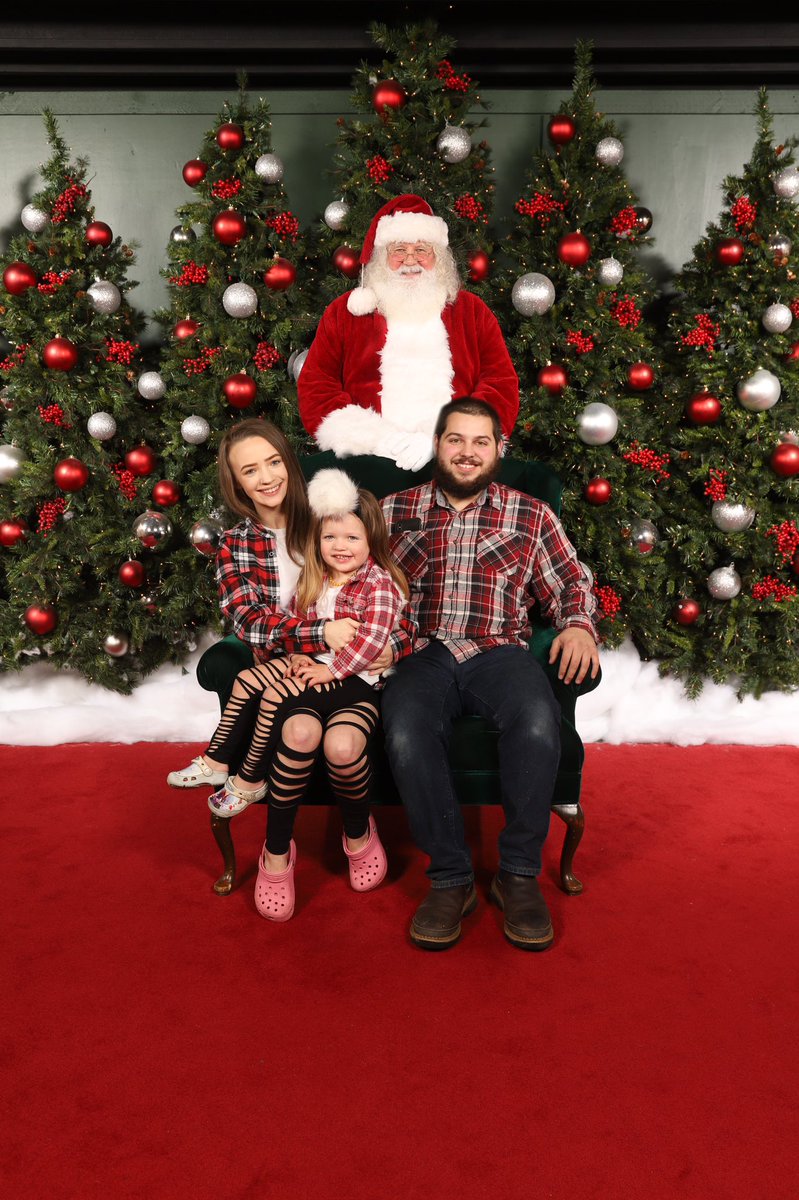 ObviouslyEdie's tweet photo. Family Santa photos 2020 🎅🏼🥰 https://t.co/31TrLrPY4G