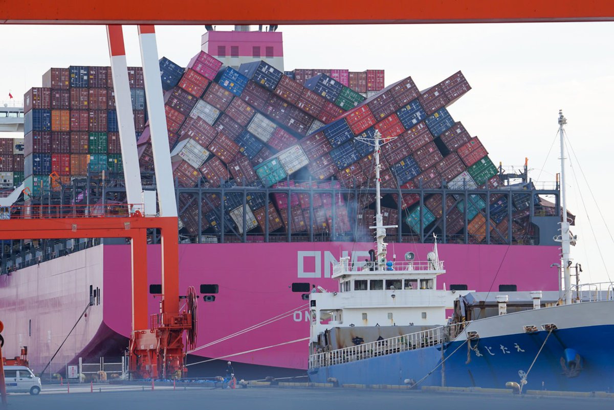 業界33年 自動車生活ジャーナリスト加藤久美子 独自取材で年間300本の車関連記事を書いてます 崩れたコンテナ船その２ 写真撮りに来てる人たくさんいましたよ ワン アパス 全長364メートル 約14万6694トン 写真の無断使用ng 六甲アイランド