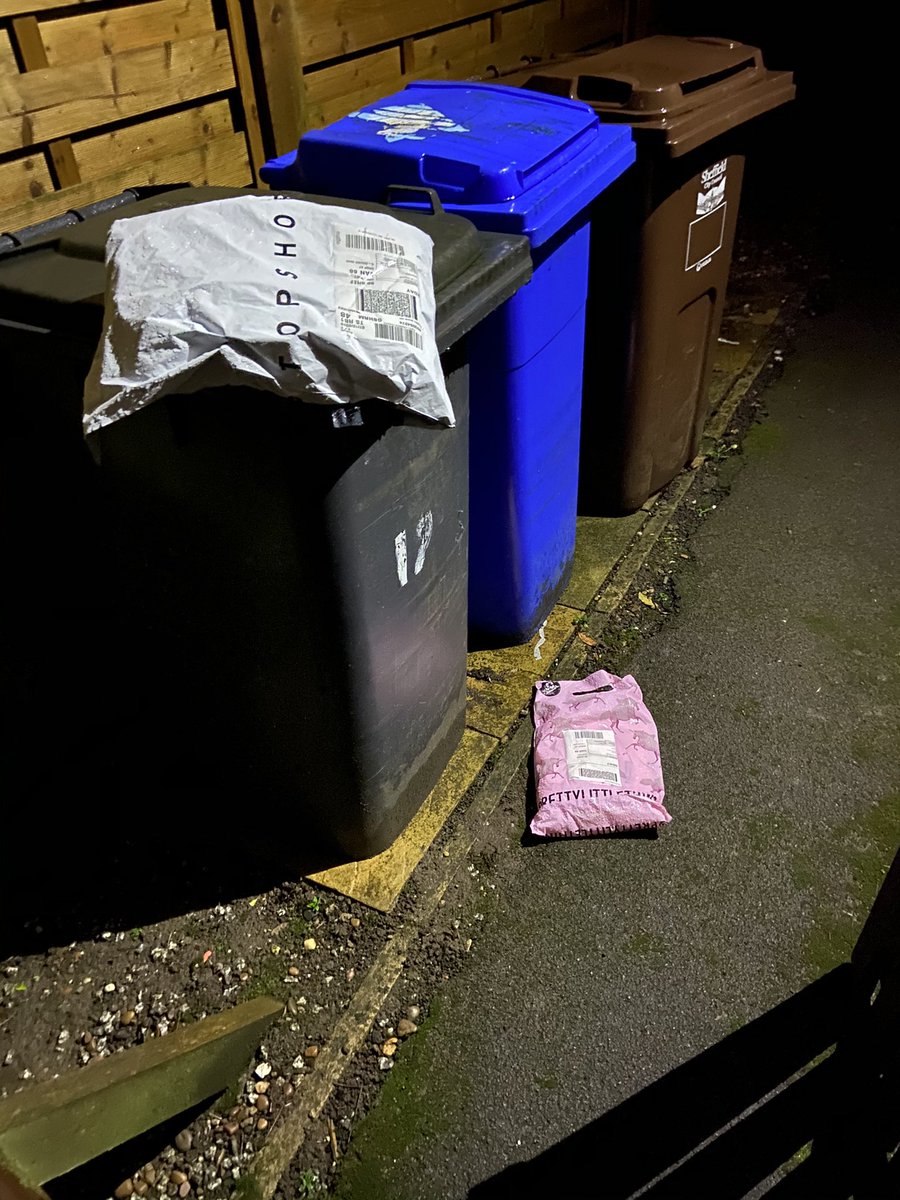 JKeefs89's tweet photo. @Hermesparcels quality service guys! Delivery man launches our parcels over an unlocked gate and tells us on the delivery note! Not the sharpest tool in the box 🤦🏻‍♂️ could have let himself in and put it in the blue bin! have a word!! https://t.co/vXAFhLll9o