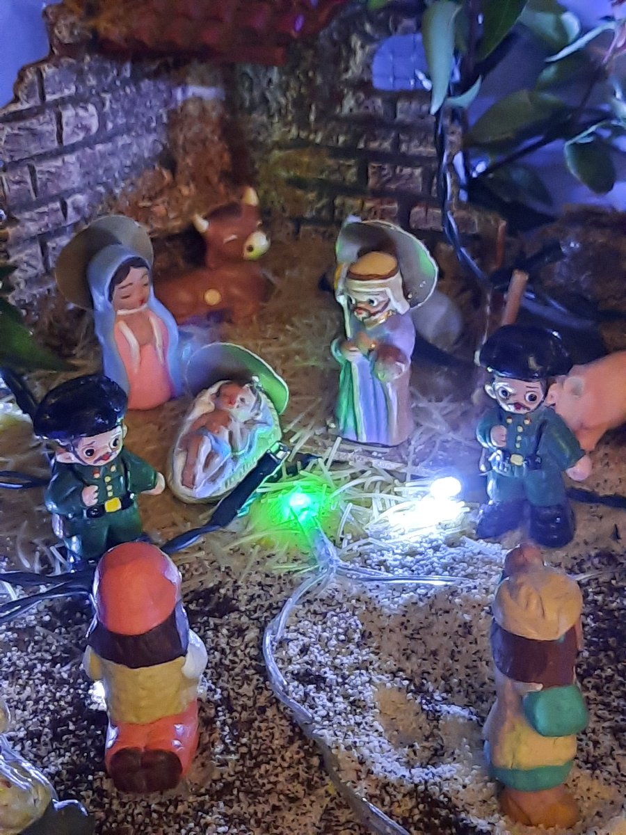 Mi pequeño homenaje a la <a href="/guardiacivil/">Guardia Civil</a> que como Jesús vienen a este mundo para cuidarnos sin pedir nada a cambio...
Feliz Navidad a todo el cuerpo