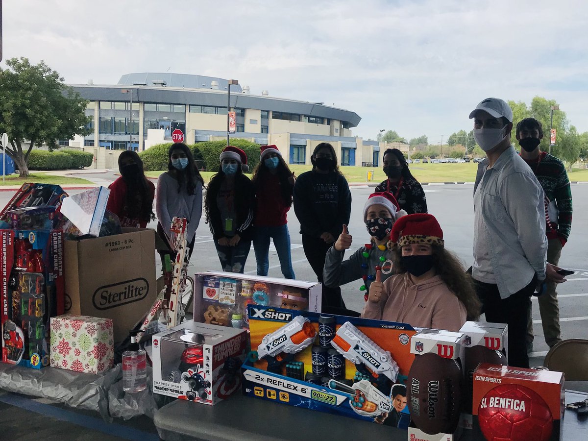 Thank you to our wonderful community for support of the drive thru Toni’s Toy Drive ⁦<a href="/valhallahigh/">Valhalla High School</a>⁩ ⁦<a href="/valhalla_asb/">Valhalla ASB 🍊</a>⁩ #orangenationstrong ⁦@GUHSDTweet⁩. Happy Valhalladays!