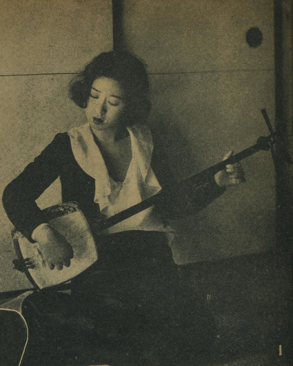 satorilibros's tweet photo. Eclecticismo Showa. Un mujer toca el shamisen con vestimenta occidental (1933). https://t.co/FiBsxMt2Kf
