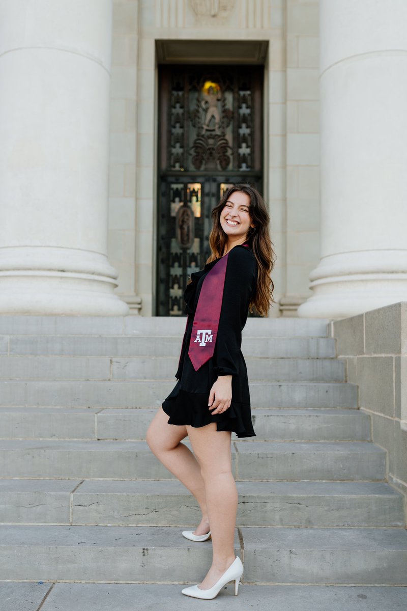 AnnaMarJohn's tweet photo. I graduated from college today! https://t.co/Lz3fviY7NZ